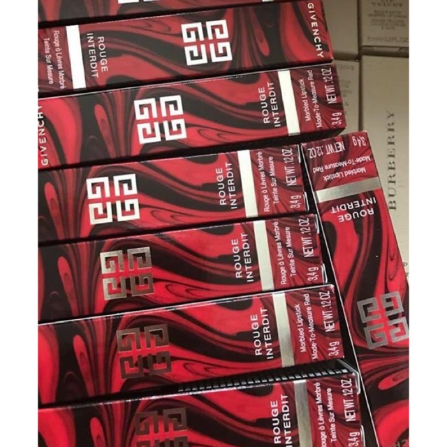 Son Givenchy 25 Rouge Revelateur 