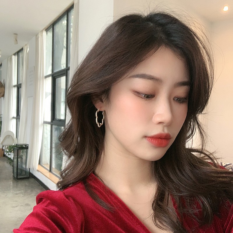 ✨ Susan 👑 Korea Dongdaemun Keria Cool Girl Love Circle Earrings Bông tai gió lạnh không đối xứng Hoa tai cắt rỗng Zircon Bông tai nữ