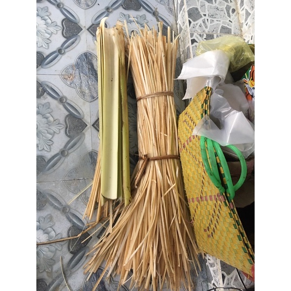 Dây chuối gói bánh, làm từ bẹ thân cây chuối xiêm để cột bánh ú lá tre
