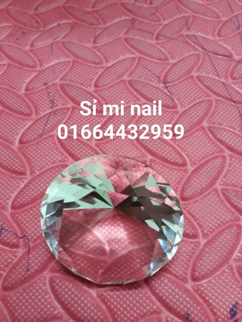 Kim cương giúp chụp ảnh mẫu nail nổi bật và cực sang trọng...