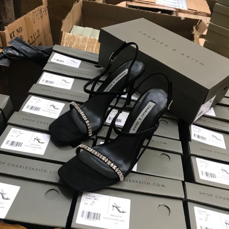 Sandal Cnk quai đá mảnh gót nhọn đen kem