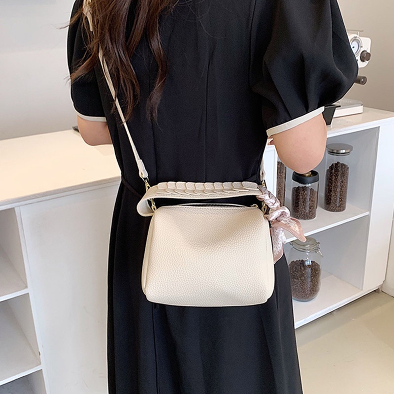 IELGY High-quality simple hand-held lady's silk scarf messenger bag