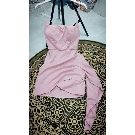 Đầm body 2 dây cup ngực chéo tà có mút và lót quần màu hồng - Jumpsuit ngắn