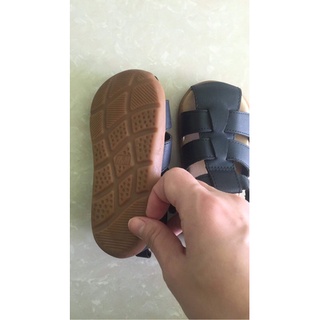 Dép và ao sơ mi trắng