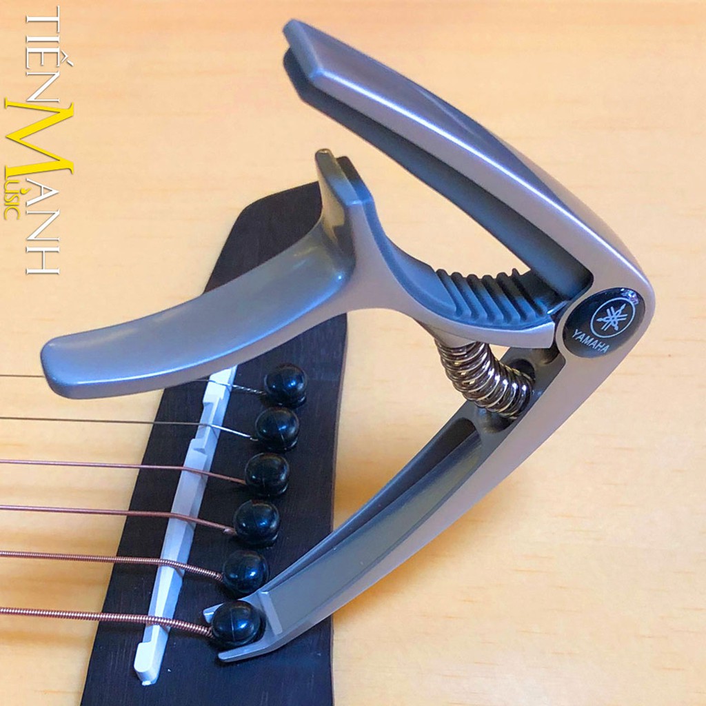 Capo Đàn Acoustic Guitar Yamaha - Kẹp tăng tông cho Đàn Ghi-ta - Có đầu nhổ chốt chặn giữ dây trên Ngựa