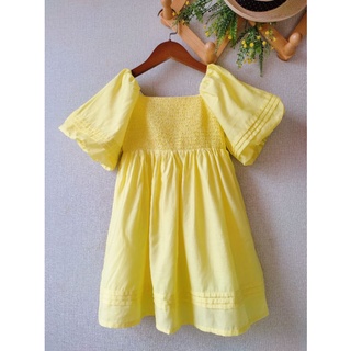 Đầm vàng cho bé, cổ vuông, tay phồng, ngực nhún smock