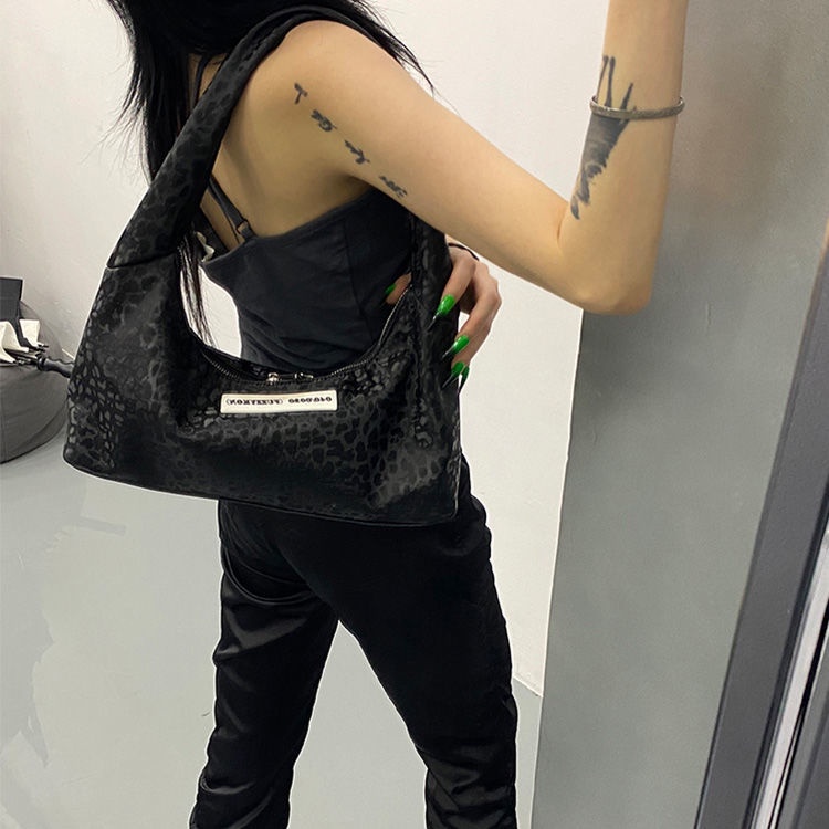 Túi xách đeo dưới cánh tay họa tiết da báo màu đen