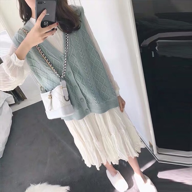 Set váy trắng suông dài tay và áo gile len set đồ thu đông cực xinh | BigBuy360 - bigbuy360.vn