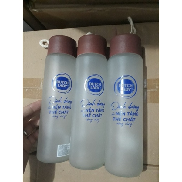 Bình đựng nước thuỷ tinh nắp nhựa có quai xách Dutch lady 360ml