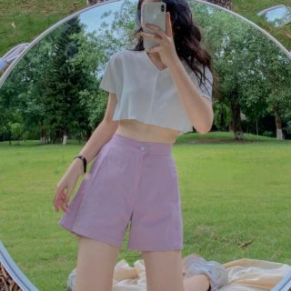 Set ao crop top trắng kèm quần tím