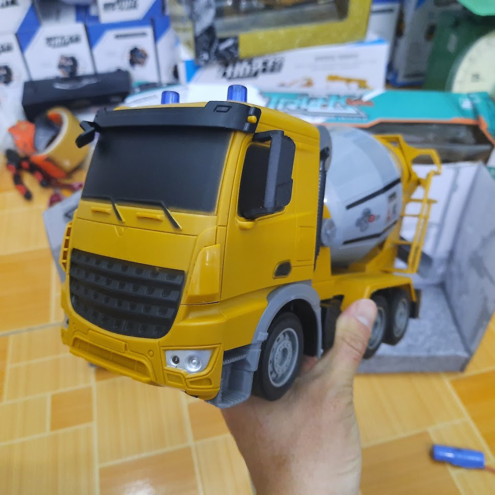 Đồ chơi trẻ em mô hình xe chở bê tông điều khiển từ xa có đèn nháy sáng