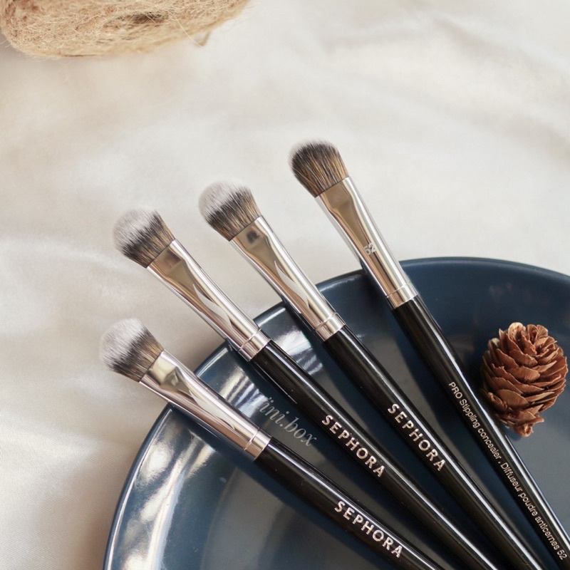 Cọ che khuyết điểm vát xéo Sephora 52 PRO Stippling concealer
