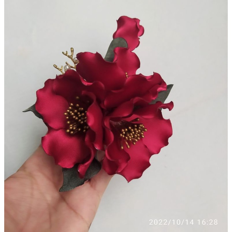 Hoa chùm cài áo sang trọng màu đỏ đô