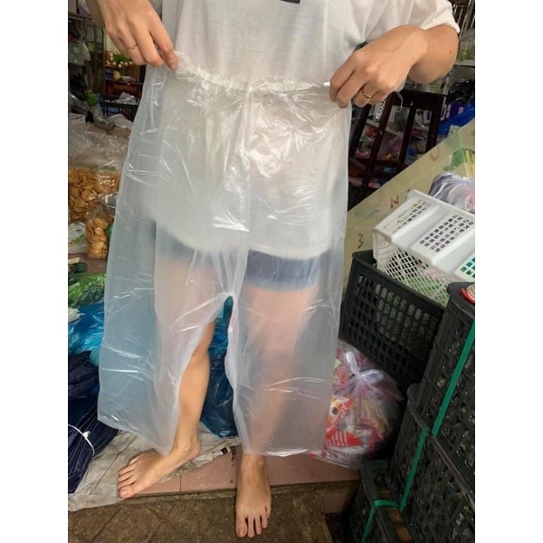 quần di mưa trong