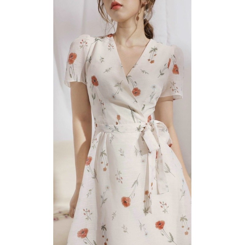 Đầm hoa trắng đỏ cổ V, nơ thắt ngang eo