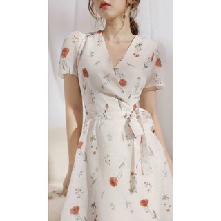 Đầm hoa trắng đỏ cổ V, nơ thắt ngang eo