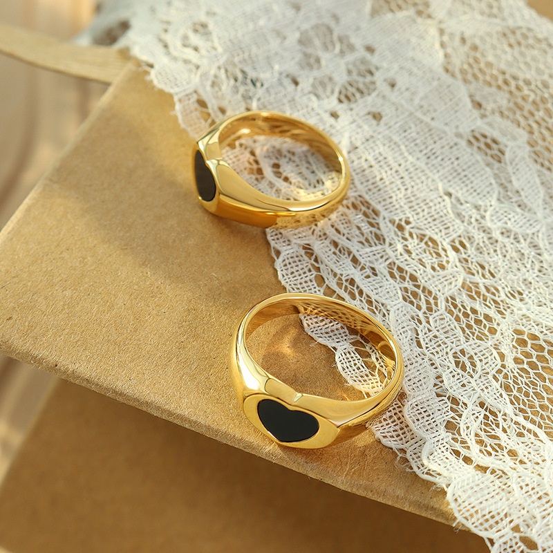 Nhẫn titan mặt trái tim sơn đen không gỉ WR2208