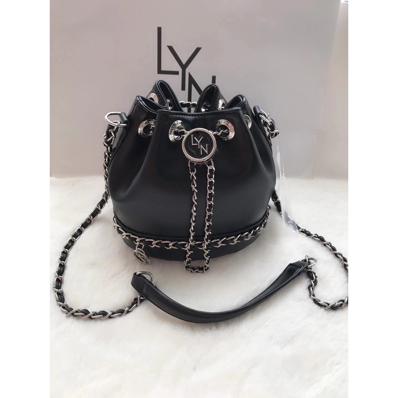 Túi Lyn hobo dây rút viền xích