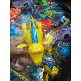 Cá đồ chơi bơi trong nước cho bé