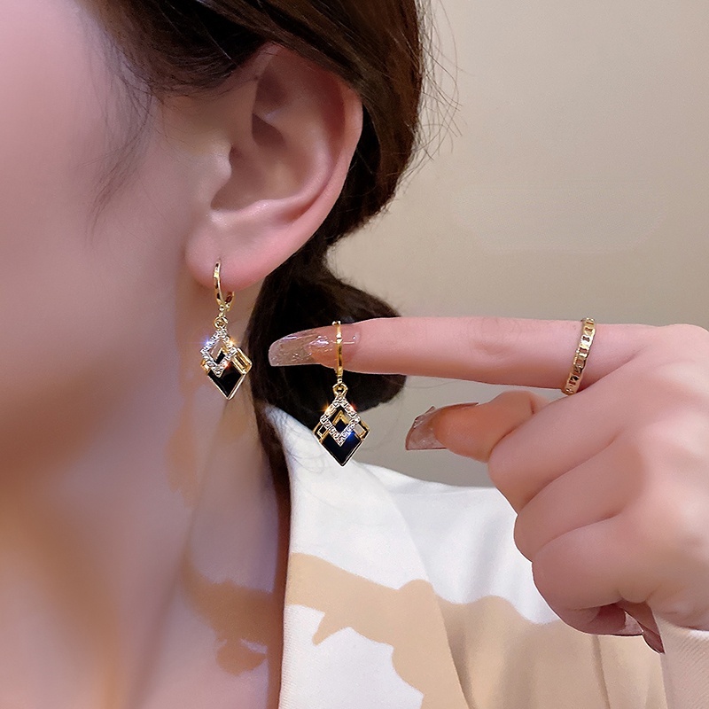 Bông Tai Đính Đá Màu Đen Phong Cách Hàn Quốc Sang Trọng
