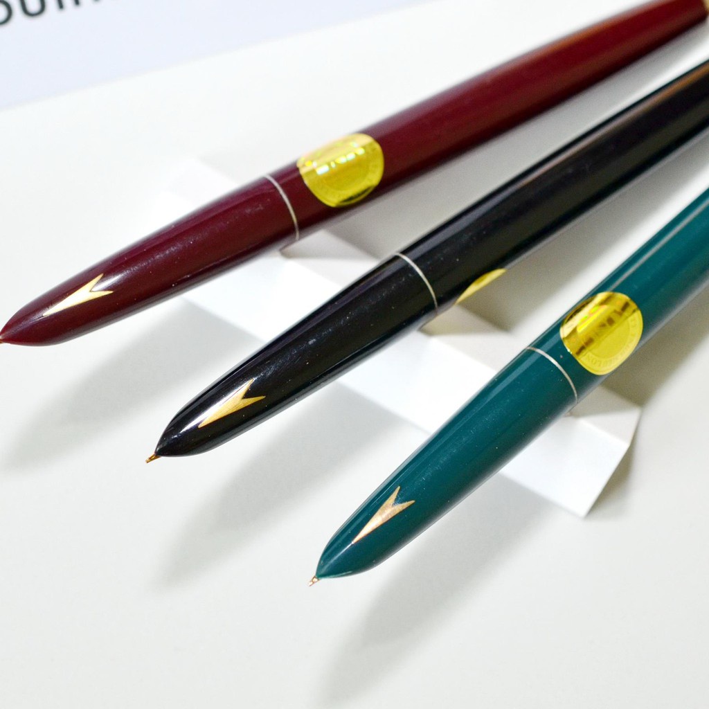 Bút máy Hero 311 ngòi bút nhỏ, giúp mực ít dính vào tay khi viết