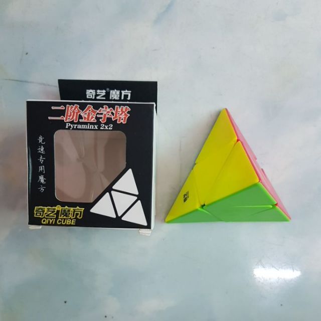 Rubik Pyramaster morphix .