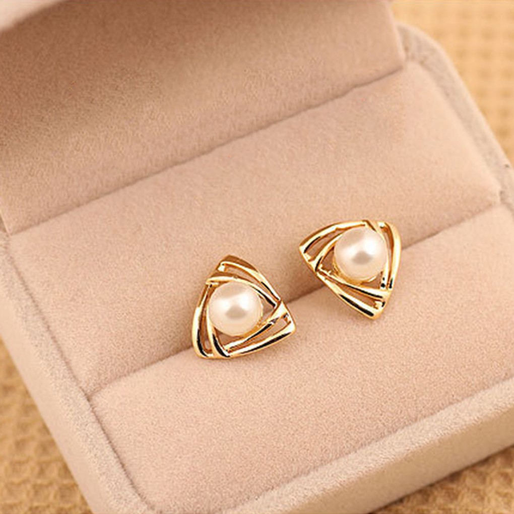 Khuyên tai nữ hình tam giác đính ngọc trai