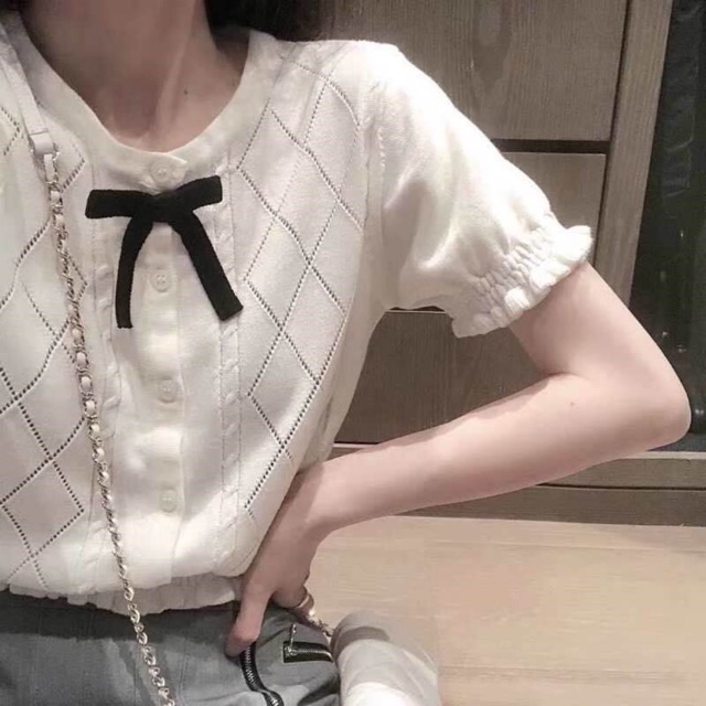 Áo trắng cổ nơ đục lỗ 💃
