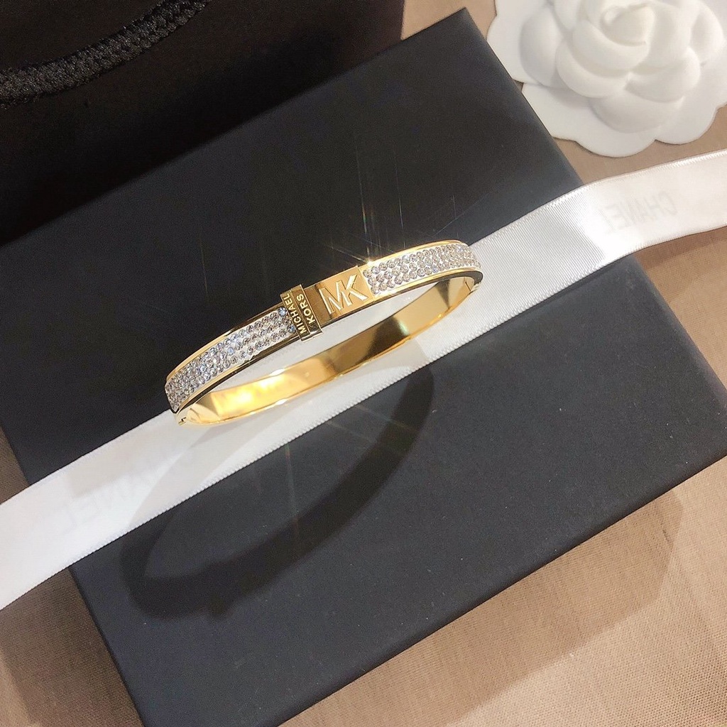 Vòng Tay Thép Titan Mặt Khắc Chữ Michael Kors