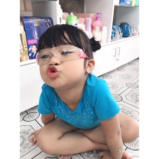 Kính bảo hộ cho bé