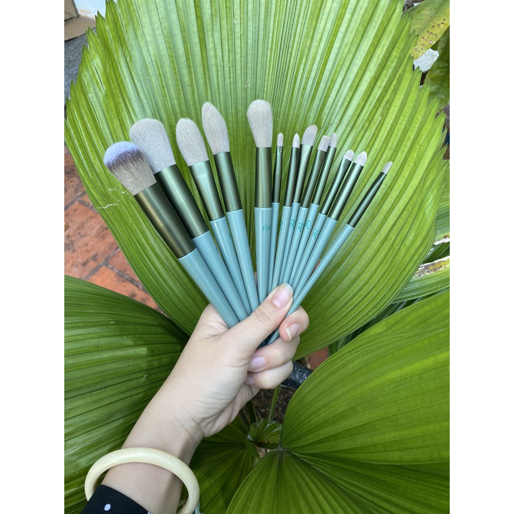 BỘ CỌ TRANG ĐIỂM 13 CÂY FIX KÈM TÚI