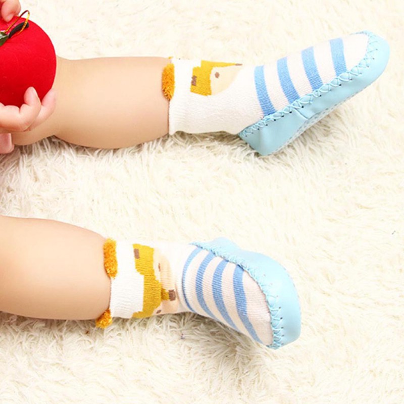 Giày tập đi chống trượt hoạ  tiết hoạt hình cho trẻ sơ sinh