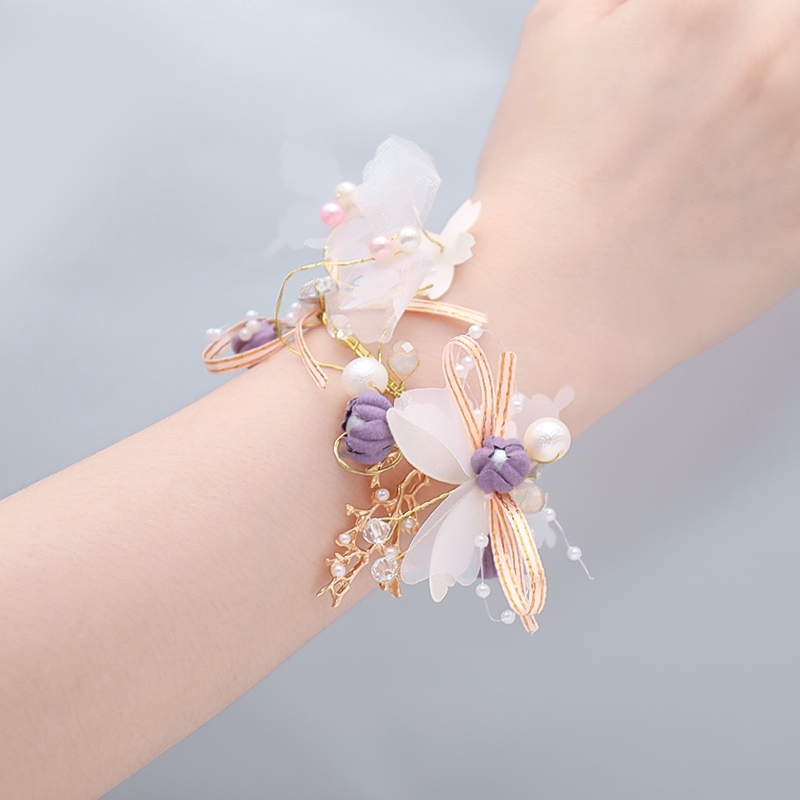 Vòng hoa đeo cổ tay xinh xắn dành cho phù dâu