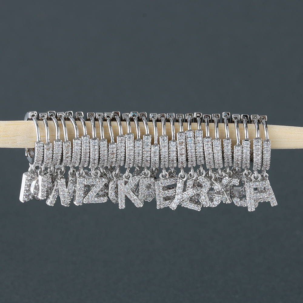 Khuyên tai nữ hình tròn mặt hình 26 chữ cái