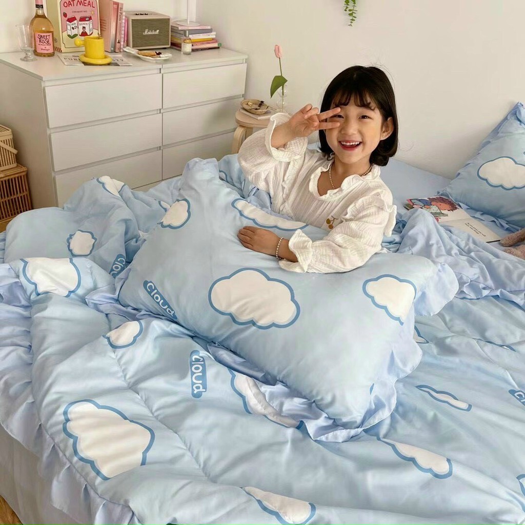 Bộ chăn ga gối drap giường nhập khẩu cao cấp chất vải đũi viền bèo - Chăn hè trần bông họa tiết mây trắng phối xanh