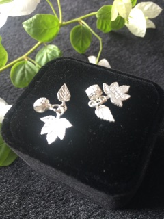 Charm bạc lá phong
