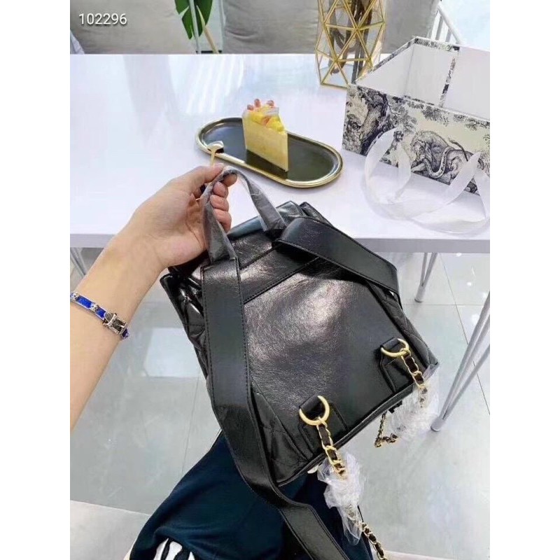 Ba lô da trần trám hàng xuất dư