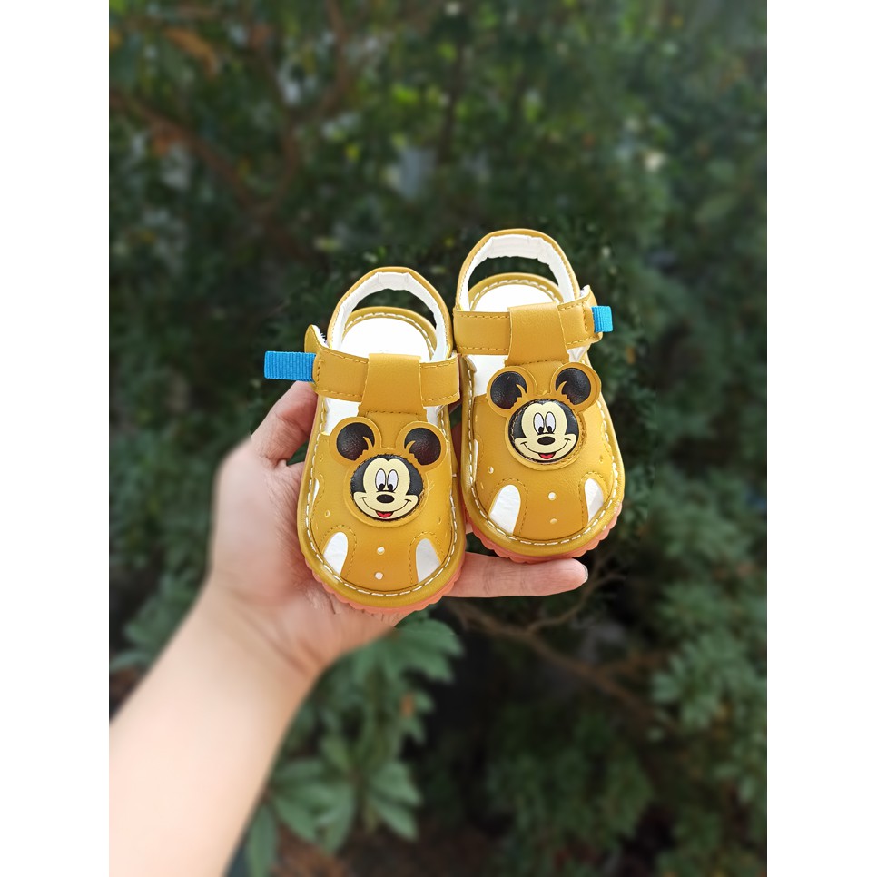 Giày tập đi - Sandal cho bé trai bé gái tập đi hình chuột Mickey đế mềm chống trơn trượt, phát tiếng kêu G33