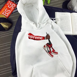 Áo hoodie nam nữ cầm giày