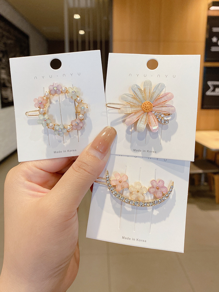 Kẹp tóc hình hoa cúc đính đá xinh xắn cho nữ