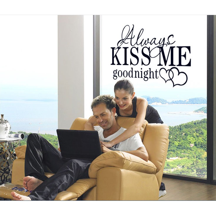 Decal trang trí tường chữ Tiếng Anh KISS ME