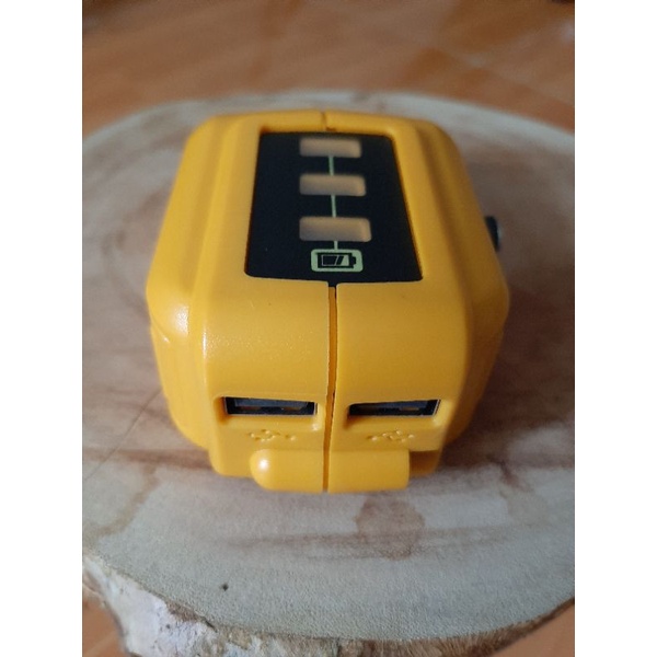 Doc lấy nguồn 5Volt 2 cổng USB để sạc điện thoại cho pin DEWALT 12-18Volt