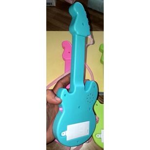 Một chiếc đàn ghita mini bằng nhựa có 2 chế độ dài 28cmx Rộng 10cm tặng kèm pin