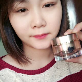Kem dưỡng trắng da mặt.
