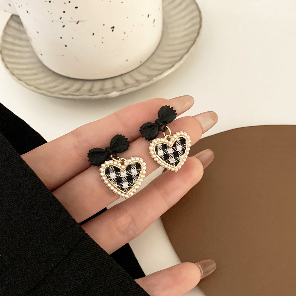 Khuyên tai kẹp không bấm lỗ chốt cố định K028 bằng hợp kim phủ màu hình trái tim sọc caro dáng midi Leous Accessories