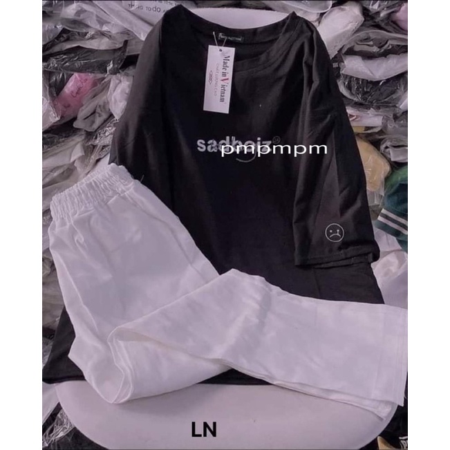 Sét áo phông 5D chữ đen trắng và quần kaki trắng