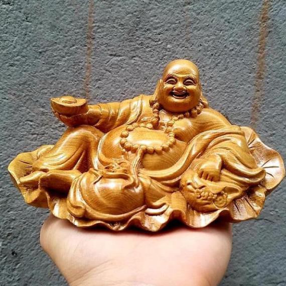 Di Lặc để xe ô tô ngồi lá sen gỗ bách xanh