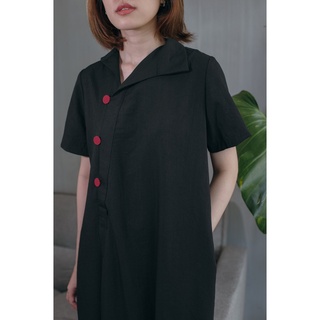Chicka Chicka - Đầm suông cổ chi tiết dáng dài màu đen