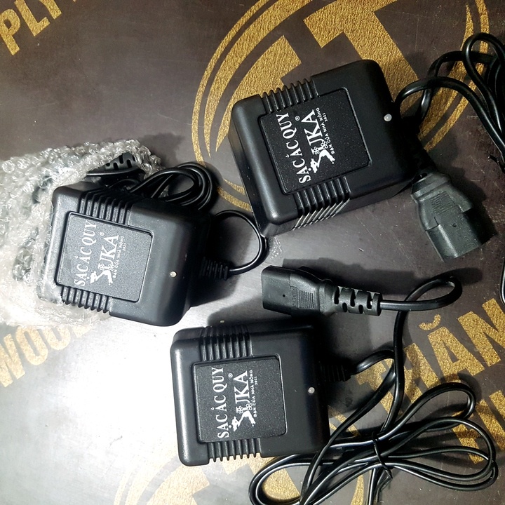 Sạc 3 chân bình acquy xe máy 12v, bình bơm phun tưới cây,phun lúa có đèn báo sạc đầy bình.