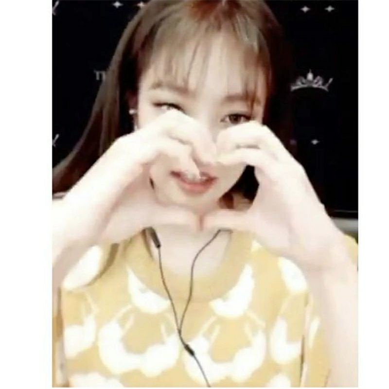 Áo gile in hình gấu giống Jennie BLACKPINK, Ten NCT, Yuqi I-DLE